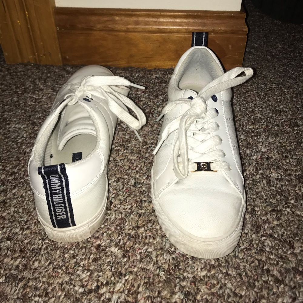 Tommy Hilfiger Sneaker - size 8.5